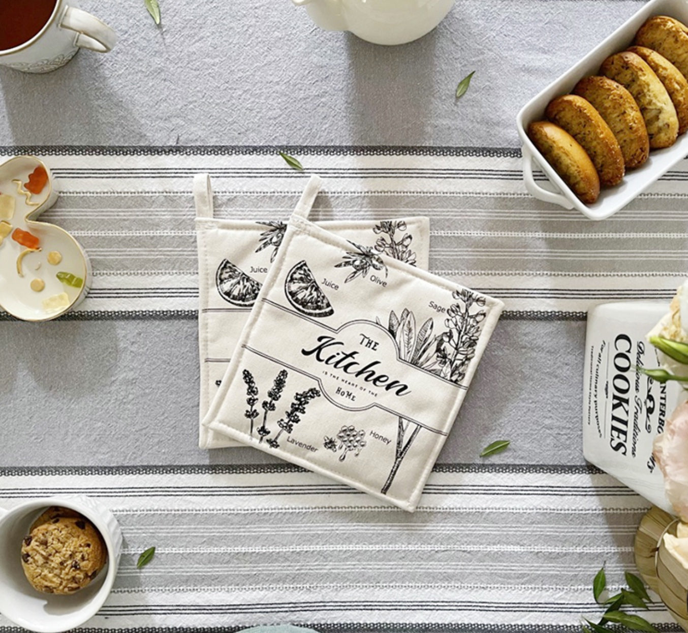 Kitchen retro countryside set (gloves, potholder & towel) white with black floral prints